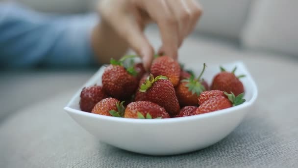 美丽的少女正在吃草莓和微笑 替身射击 — 图库视频影像
