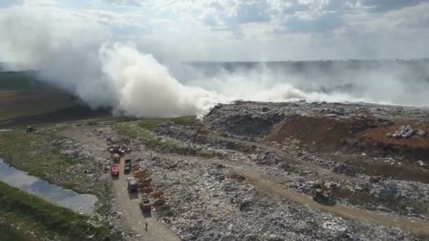 El basurero contamina el medio ambiente. Viento fuerte eleva humo tóxico de basura ardiendo en el aire . — Vídeo de stock