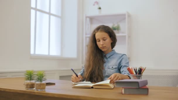 Chica joven con computadora portátil está haciendo la tarea. Educación universitaria. Mujer estudiante está estudiando en casa . — Vídeos de Stock