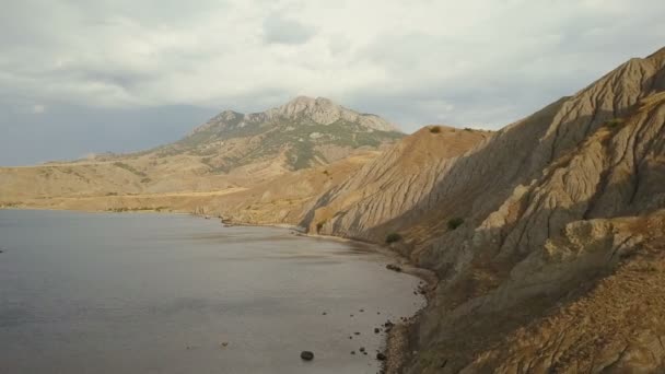 Vanuit de lucht schieten van een mooie fox baai op de Krim. Geweldige luchtfoto van rotsformatie in de Krim. Vlucht over rotsen en de zee. — Stockvideo