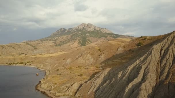 クリミア半島の美しいフォックス湾の空中撮影。クリミア半島の岩層のすばらしい空中ショット。岩や海の上飛行. — ストック動画