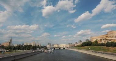 Timelapse görünümü Moskova Kremlin ve Moskova Nehri, Moskova, Rusya Federasyonu. Turist gemileri Moskova Nehri içinde gezinmek