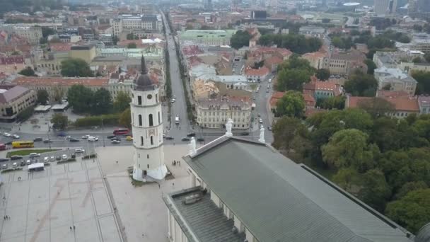 Vista aérea del campanario en Vilna, Lituania. Vuelo alrededor de Varpines bokstas . — Vídeo de stock