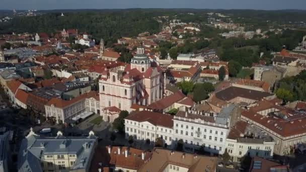 Mooie luchtfoto van de oude stad van Vilnius, de hoofdstad van Litouwen. — Stockvideo