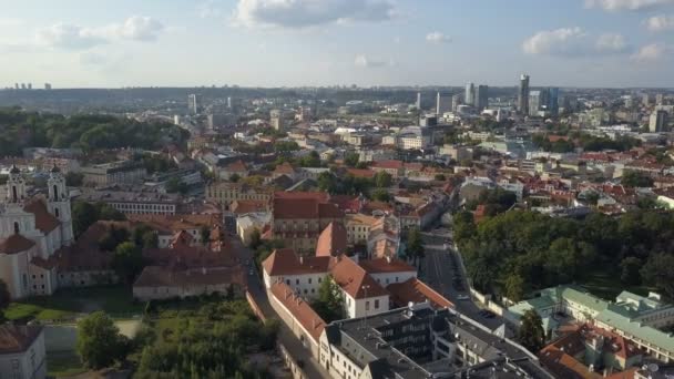 Schöne Luftaufnahme der Altstadt von Vilnius, der Hauptstadt Litauens. — Stockvideo