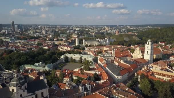 Hermosa vista aérea del casco antiguo de Vilna, la capital de Lituania . — Vídeo de stock