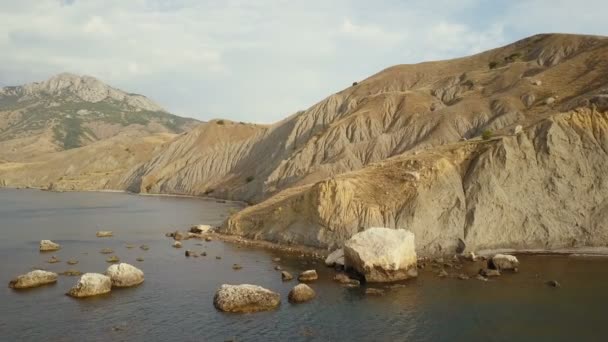 Imágenes de aviones no tripulados de aventurera mujer campista viajando y acampando en la hermosa bahía de zorros en Crimea. Increíble plano aéreo de formación de rocas en Crimea. Vuelo sobre rocas y mar . — Vídeos de Stock