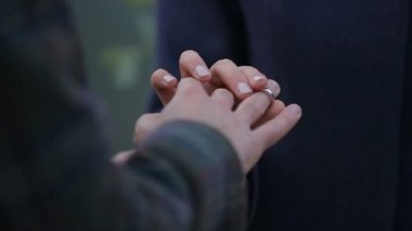 Gelin Damat parmağında yüzük takıyor. Evlilik yüzükler elleriyle. Düğün günü.
