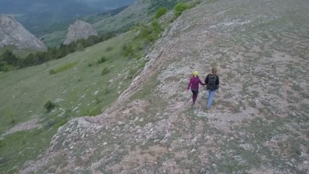 Aerial shot of couple hiking in mountains. — Stock Video