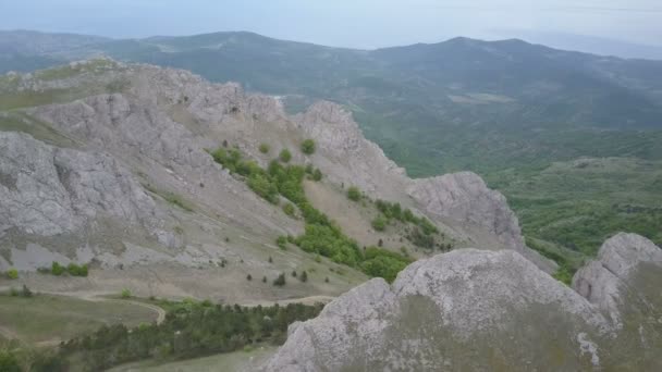 Panorama aéreo. Voando sobre montanhas, rochas e florestas. Vista incrível da Crimeia — Vídeo de Stock