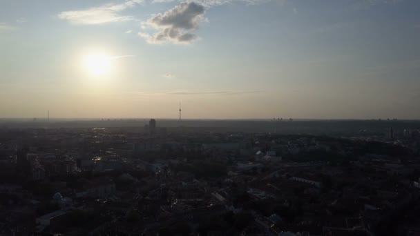 Balão de ar quente flutuando sobre a cidade ao amanhecer, sol nascendo no horizonte, aspirações — Vídeo de Stock