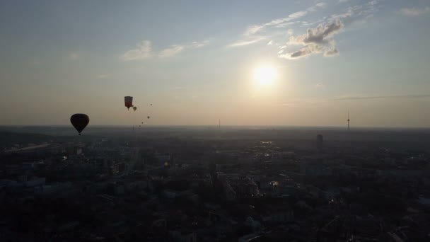 Heißluftballons Schweben Über Der Stadt Richtung Aufgehende Sonne Über Dem — Stockvideo