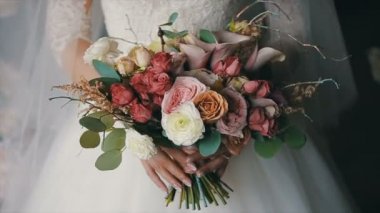Gelin güzel düğün buket farklı çiçek tutuyor. Düğün günü gelin buketi. Güzel pembe, krem ve beyaz çiçekler buket