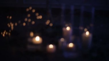 Gül ile dekore edilmiş bir ağacın altında yanan mumlar. Noel tatili