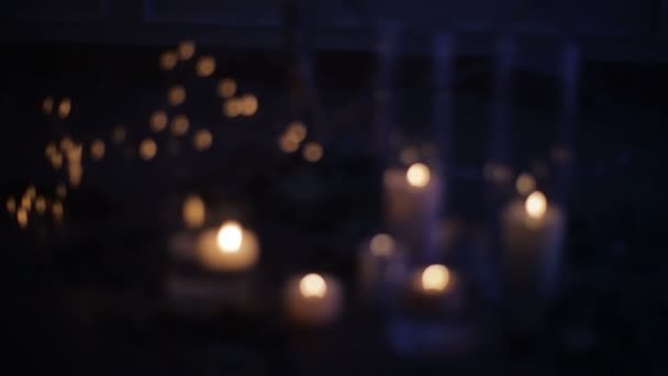 Velas queimando sob uma árvore decorada com rosas. Férias de Natal — Vídeo de Stock