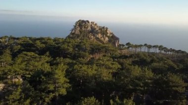 Uçuş deniz çam yukarıda doğru ağaçlar ve inanılmaz dağlar ve bir deniz kıyısı buzlu hava atış kayalar. Dağlar Kırım '.