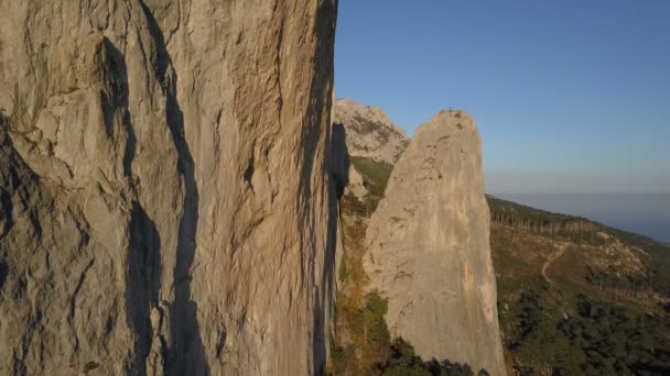 Foto aérea de increíbles montañas y rocas en Crimea. Vuelo cerca de acantilado enorme utilizado para saltar la cuerda . — Vídeos de Stock