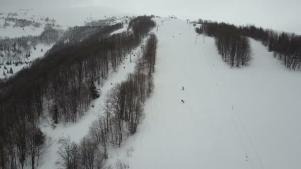 Vlucht Een Skilift Karpaten Luchtfoto Van Personen Aflopend Ski — Stockvideo