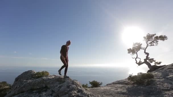 Mladá žena, chůzi a běh na hoře. Dáma na summitu v nádherné scenérii směrem k pobřeží. — Stock video