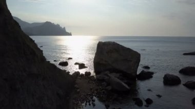 Kara-Dag dağ Kırım'üzerinde gündoğumu. Karadeniz, dağlar ve kayalar gündoğumu, havadan görünümü.