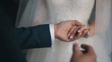 Damat gelini parmağında alyans koyar. Evlilik yüzükler elleriyle. Gelin ve damat nikah yüzükleri değişimi.