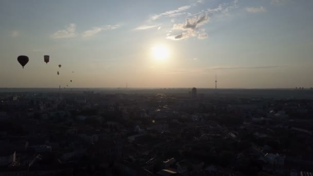 Vista aérea de globos aerostáticos sobre la ciudad de Vilna, Lituania. Globos de aire caliente flotando sobre la ciudad al amanecer . — Vídeos de Stock