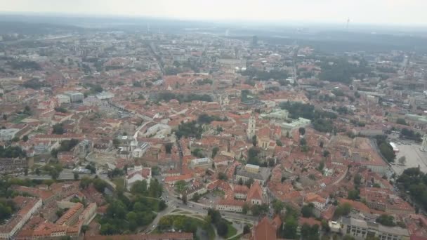 Mooie luchtfoto van de oude stad van Vilnius, de hoofdstad van Litouwen. — Stockvideo