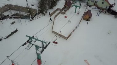 Karpat kayak merkezi bir yükseklikten. Uçuş Kayak Teleferiği üzerinde. Kuşlar kayak ve snowboard azalan insan görünümü göz.