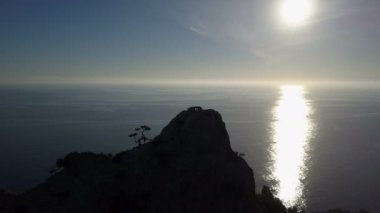 Genç kadın elini sallayarak dağlarda. Bayan güzel sahne zirvesi deniz ulaşan.