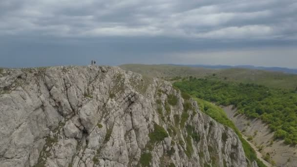 Familia en las montañas al borde de un impresionante acantilado en Crimea — Vídeos de Stock