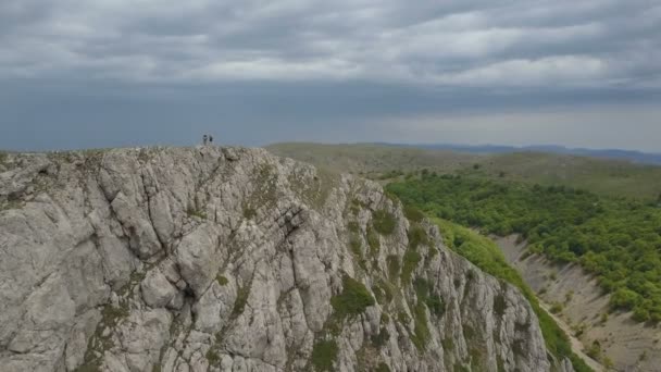 Family in mountains on the edge of an impressive cliff in Crimea — Stock Video