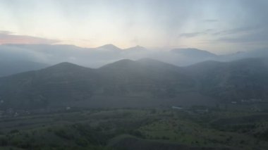 Bir sabah sis ile dağların havadan görünümü