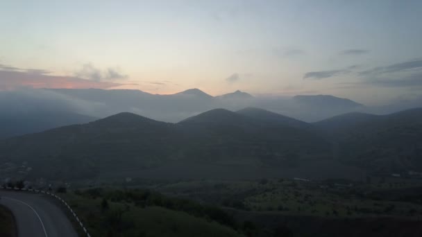 Veduta aerea delle montagne della Crimea. Volo attraverso una nebbia — Video Stock