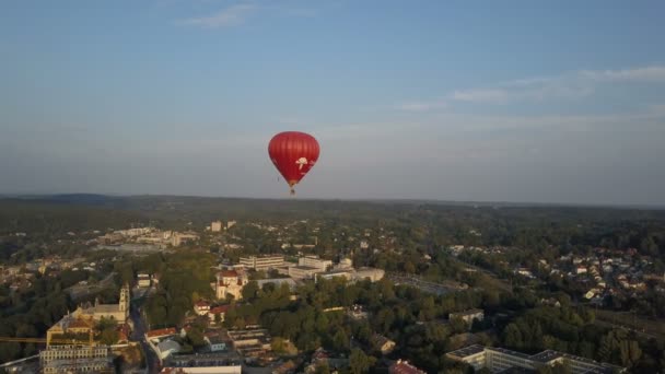 Veduta aerea delle mongolfiere sulla città di Vilnius, Lituania. Palloncini d'aria calda che galleggiano sulla città all'alba . — Video Stock