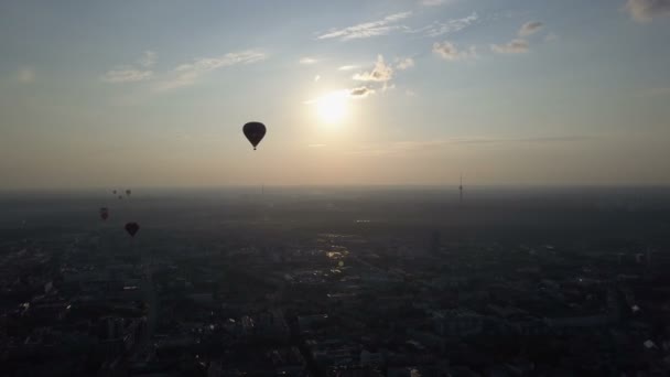 Vista aérea de globos aerostáticos sobre la ciudad de Vilna, Lituania. Globos de aire caliente flotando sobre la ciudad al amanecer . — Vídeos de Stock