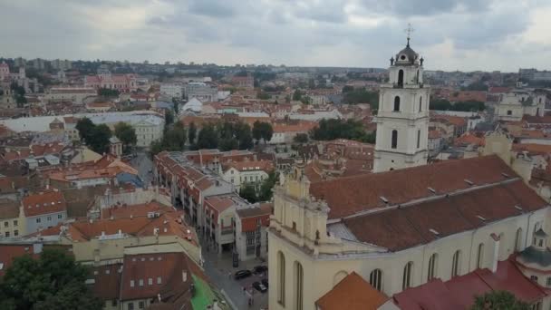 Vackra Flygfoto över gamla stan i Vilnius, Litauens huvudstad. — Stockvideo