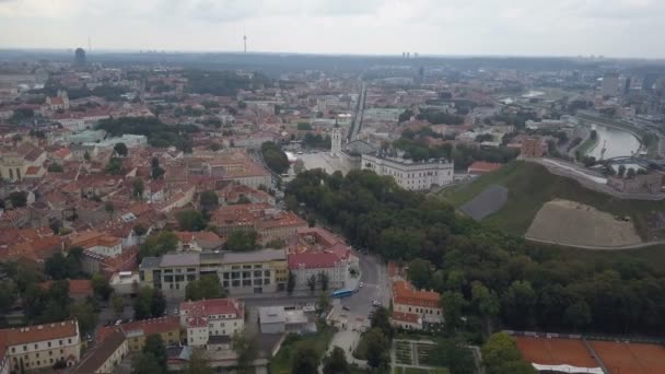 Hermosa vista aérea del casco antiguo de Vilna, la capital de Lituania . — Vídeo de stock
