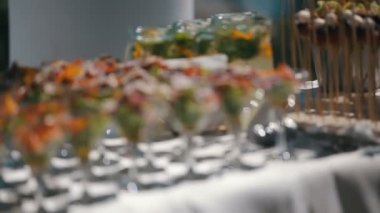 Resepsiyon Masa kadehlerin fillled taze salata ile. Odak dışında hizmet tablo Panoraması