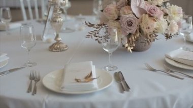 Mumlar yanan ile bir düğün yemeği için dekore edilmiş tablo