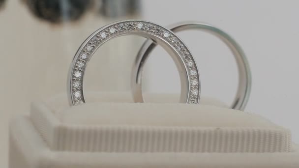 Composición giratoria de dos brillantes anillos de boda. Primer plano macro . — Vídeo de stock