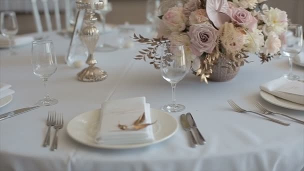 Украшенный стол для свадебного ужина с горящими свечами — стоковое видео