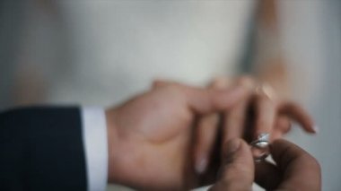 Damat gelini parmağında alyans koyar. Evlilik yüzükler elleriyle. Gelin ve damat nikah yüzükleri değişimi.