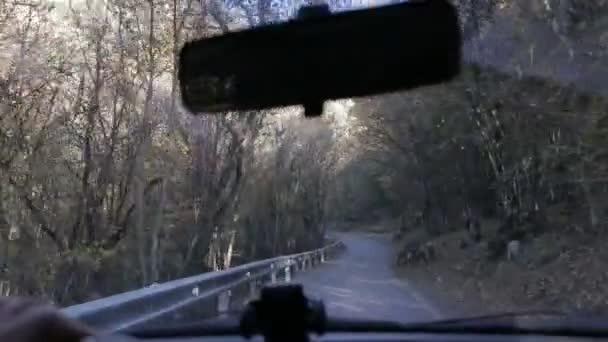 Проїзд Гірській Дорозі Через Ліс Вид Машини Гори Восени Вид — стокове відео