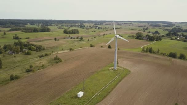 Widok z lotu ptaka z małych pojedynczej turbiny Szybkie obracanie. Krajobrazy lato z pola uprawne. — Wideo stockowe