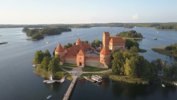 A légi felvétel a Trakai castle, a nyári szezonban. A gyönyörű kastély a tó, Litvánia. — Stock videók