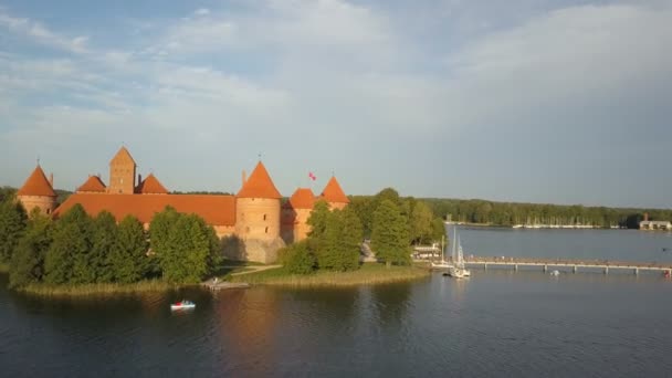 Trakai Castle Litvánia Nyári Szezonban Gyönyörű Légifelvételek Repülés Alatt Gyönyörű — Stock videók