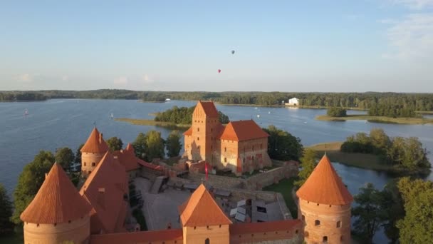Vista aérea de Trakai. Globos de aire caliente volando sobre hermosos lagos e islas en Lituania cerca del castillo de Trakai en verano . — Vídeo de stock