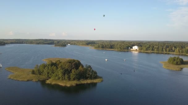 Globos de aire caliente volando sobre hermosos lagos e islas en Lituania cerca del castillo de Trakai en verano. Vista aérea . — Vídeos de Stock