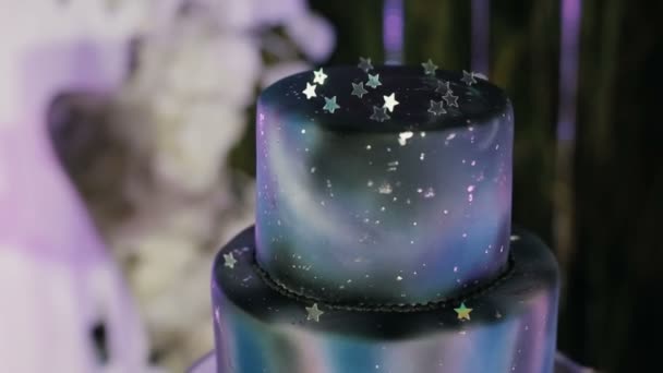 Beau gâteau de mariage inhabituel dans les couleurs du ciel nite avec des étoiles . — Video