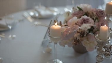 Mumlar yanan ile bir düğün yemeği için dekore edilmiş tablo